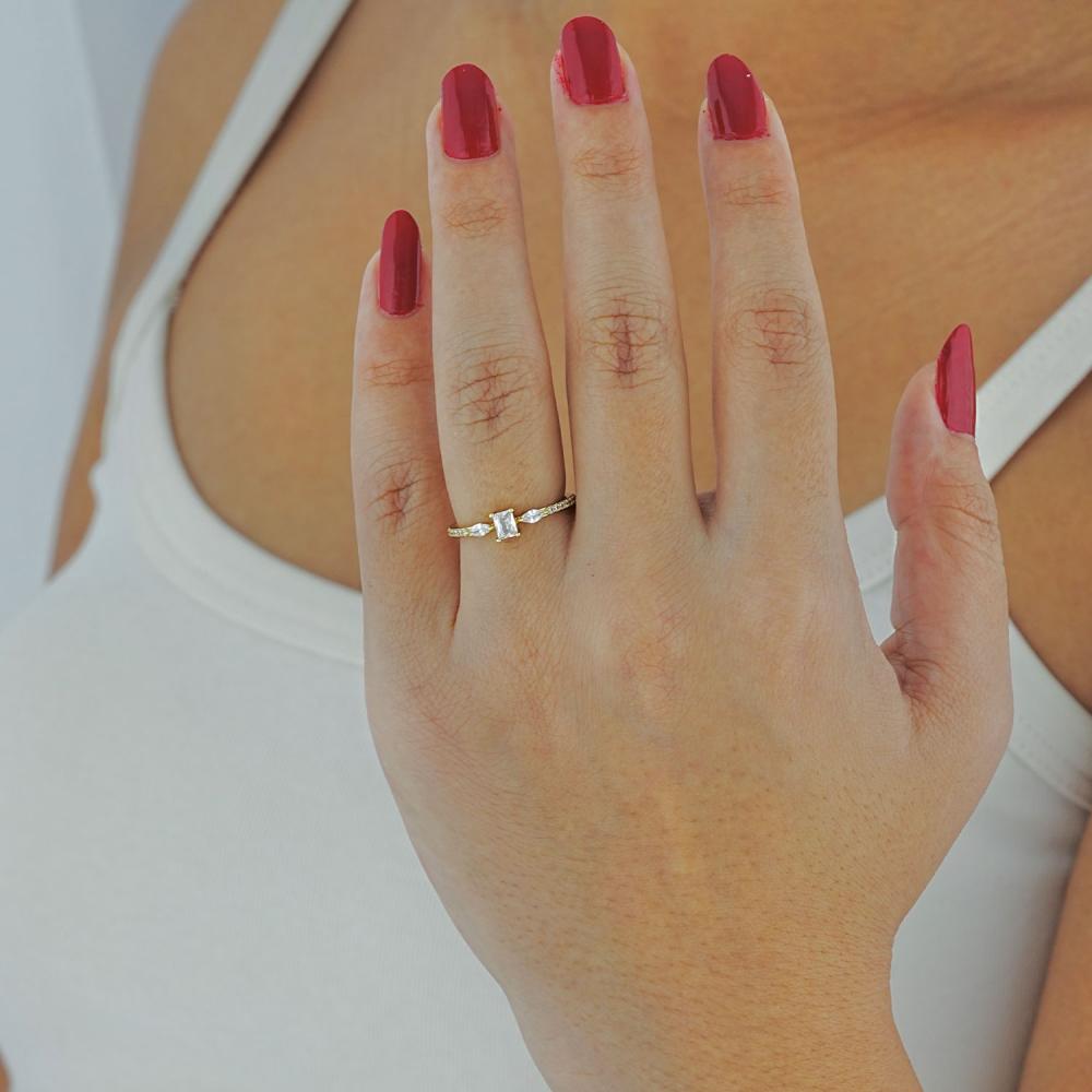 Maral 14 ayar altın rengi kare taşlı yüzük