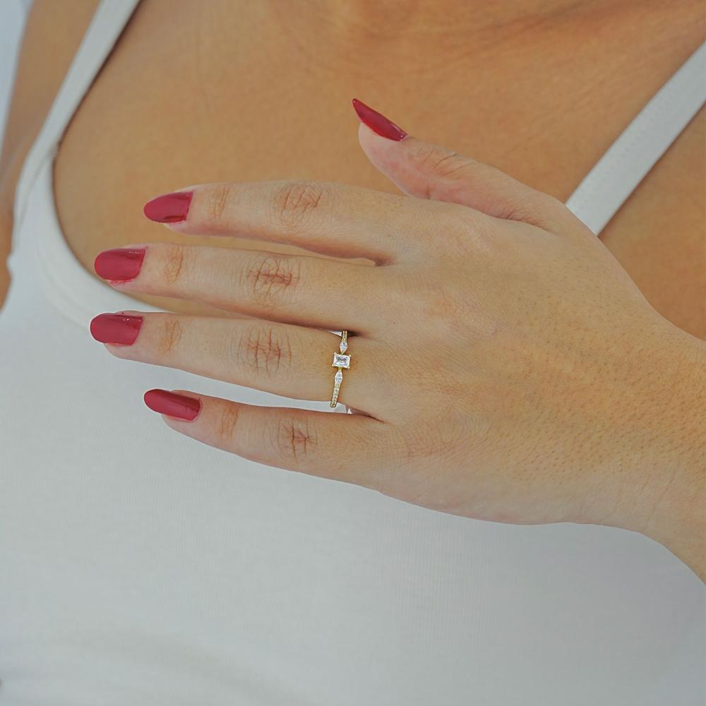 Maral 14 ayar altın rengi kare taşlı yüzük