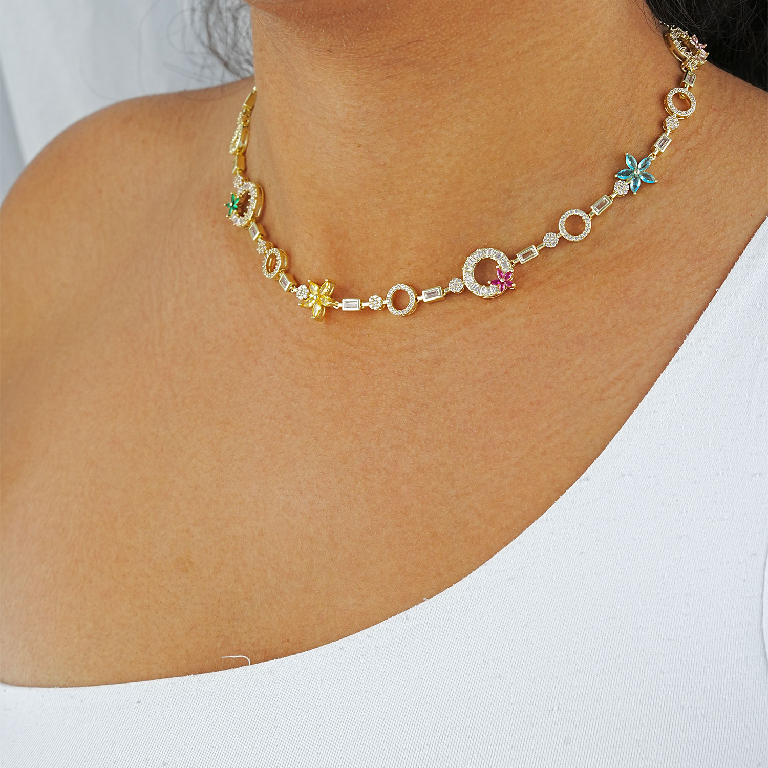 Maral 14 ayar altın rengi renkli taşlı kolye.