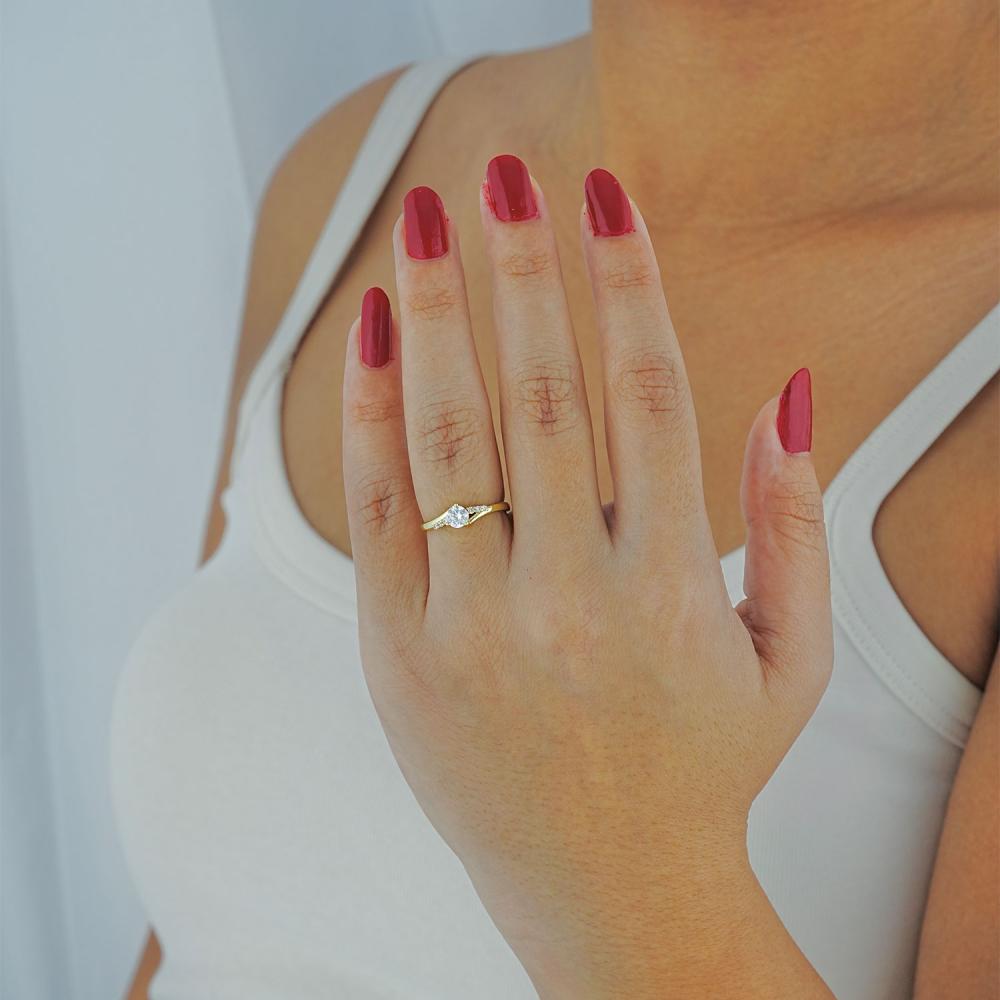 Maral 14 ayar altın rengi yanları taşlı tektaş yüzük