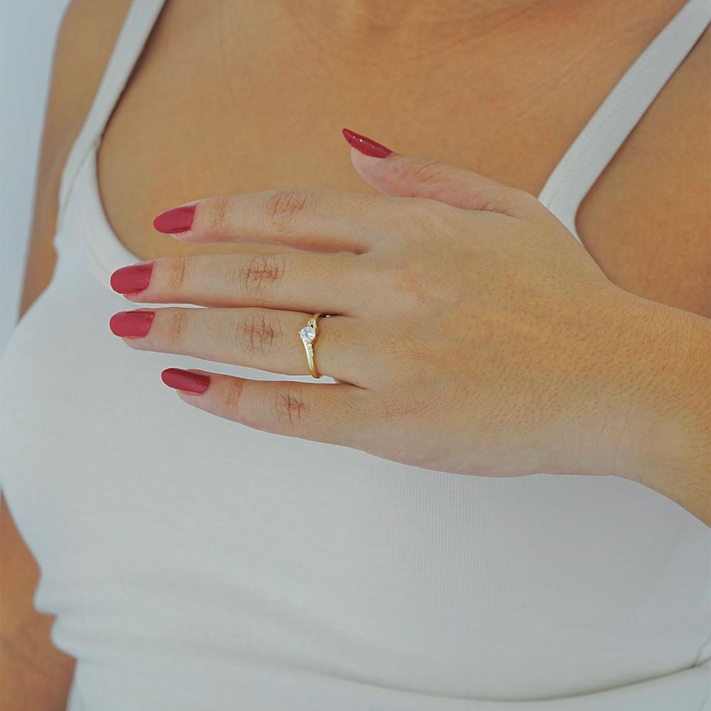 Maral 14 ayar altın rengi yanları taşlı tektaş yüzük